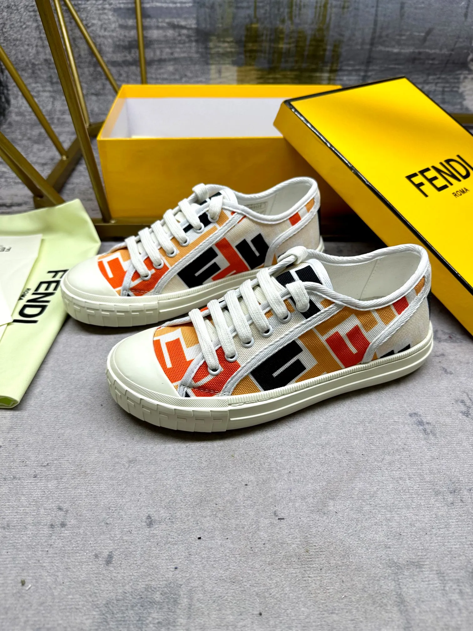 Couple style 💰460❤️Fendi Fendi's latest couple canvas shoes ❑ Fabric: Original customized imported jacquard canvas material ❑ Inner lining: Imported canvas material ❑ Sole: Original molded non-slip TPU outsole ❑ Bottom thickness: 2.5cm ❑ Size: Women's 35-40/Men's 39-45